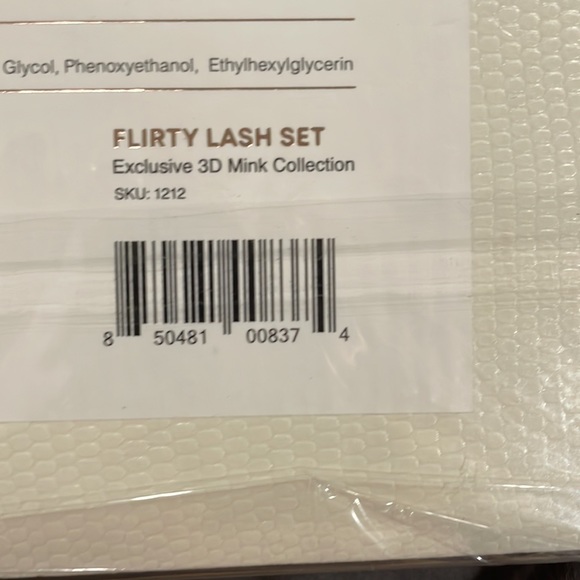 Lavaa Los Angeles Flirty Lash Set , brand new , never opened - Picture 3 of 3
